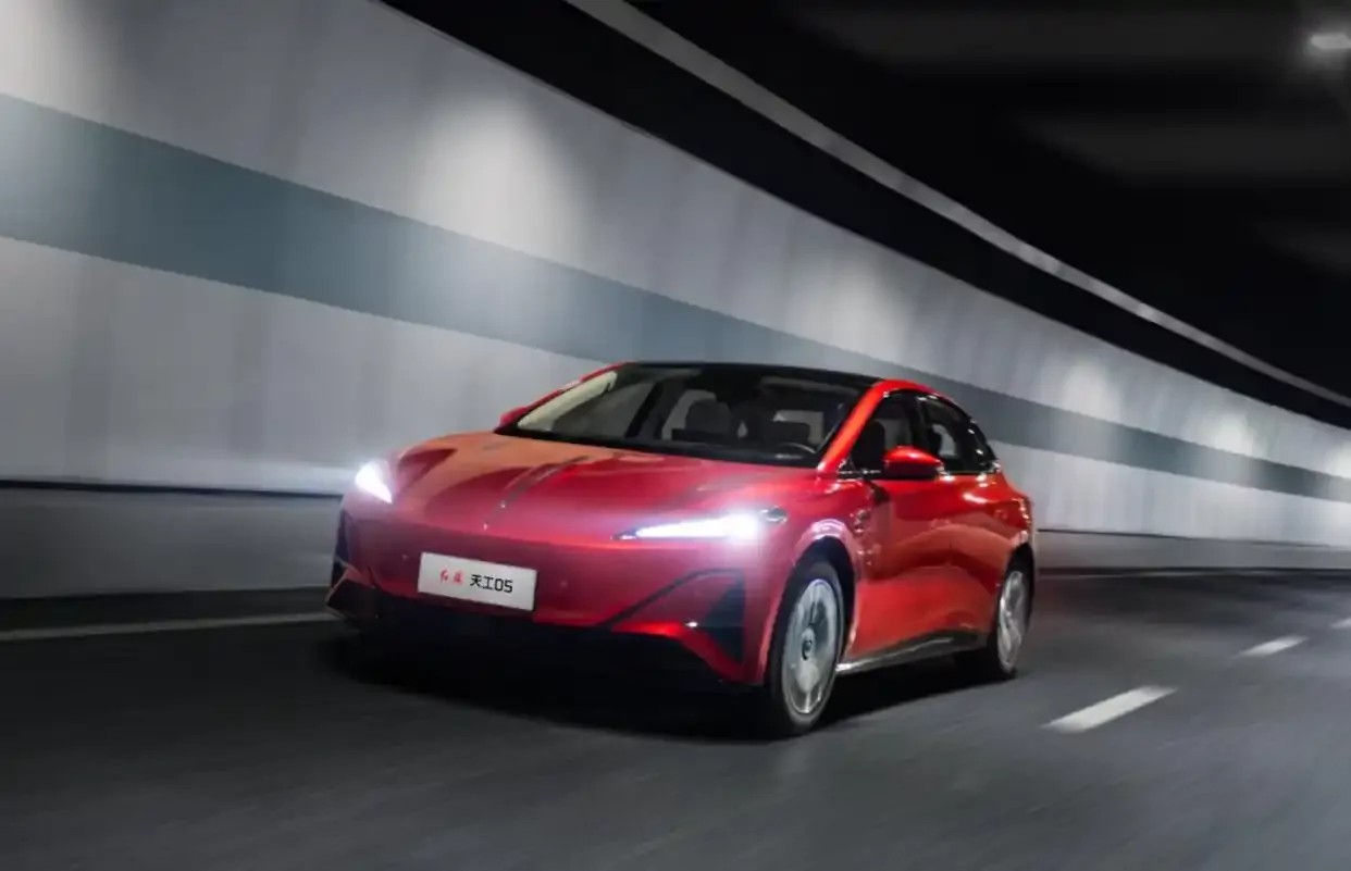 Det nye systemet sies å gi sikker kontroll over hele Kina med en nøyaktighet på 99 %. Takket være teknologien Automatic Emergency Braking (AEB) kan bilen trygt bremse i en hastighet på 90 km/t. 