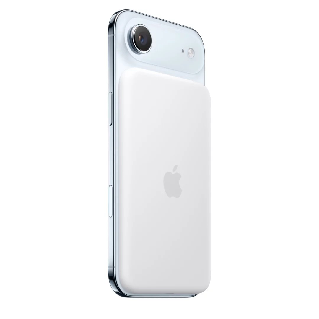 Apple kobler iPhone Air til en ekstern powerbank.