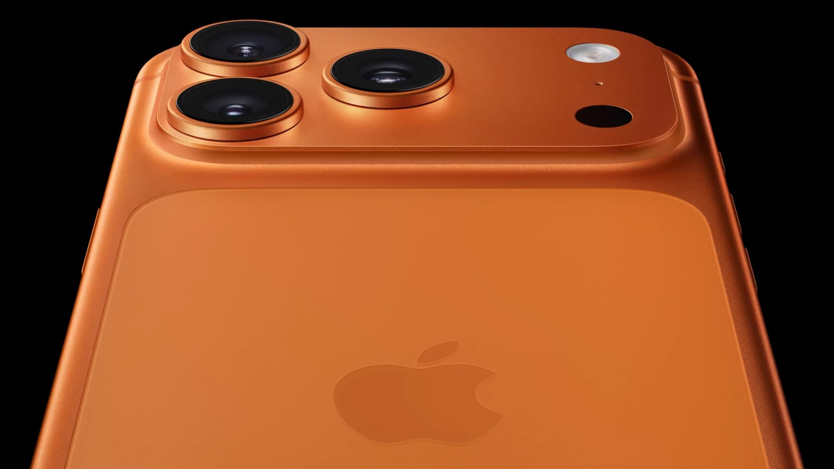 Alle iPhone 17- og Air-modeller har identiske matriser med en oppdateringsfrekvens på 1–120 Hz (til og med basismodellen) og støtte for alltid på (viser widgeter på skjermen når den er slått av), en pikseltetthet på 460 PPI, og minimum, maksimum typisk, HDR-topp og utendørs topplysstyrke på henholdsvis 1 nit, 1000 nit, 1600 nit og 3000 nit. I tillegg er alle skjermene dekket med Ceramic Shield 2-beskyttelsesglass.