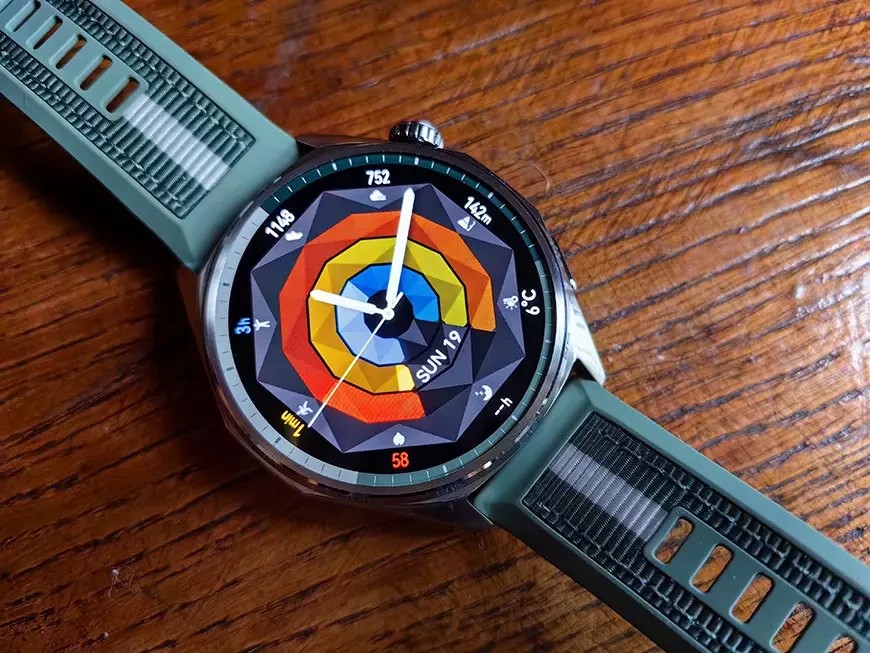 Smartklokken er utstyrt med en komplett serie sensorer, inkludert barometer, akselerometer, gyroskop, optisk pulssensor, omgivelseslyssensor, magnetometer, termometer og automatisk pulsoksymeter.