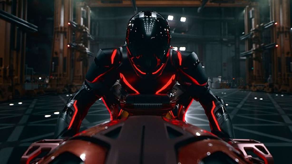 Tron: Ares imponerer med lys, design og et rått lydspor fra Nine Inch Nails – men bak alt det visuelle mangler filmen hjertet og magien som gjorde Tron legendarisk.