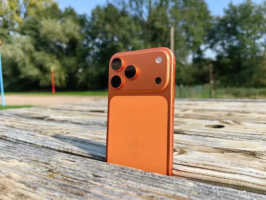 Det lukkede vannkjølesystemet er størrelsesordener mer effektivt enn å bare lede varmen gjennom en liten del av kabinettet, noe som betyr at Apple iPhone 17 Pro Max forblir betydelig kjøligere selv under tung belastning, og gassreguleringen er også betydelig redusert.