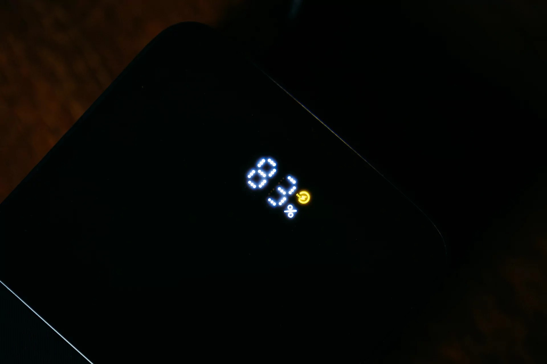 I tillegg muliggjør USB Type-C- og USB Type-A-portene på enhetens øvre kant lading av mobile enheter med tredjepartskabler.