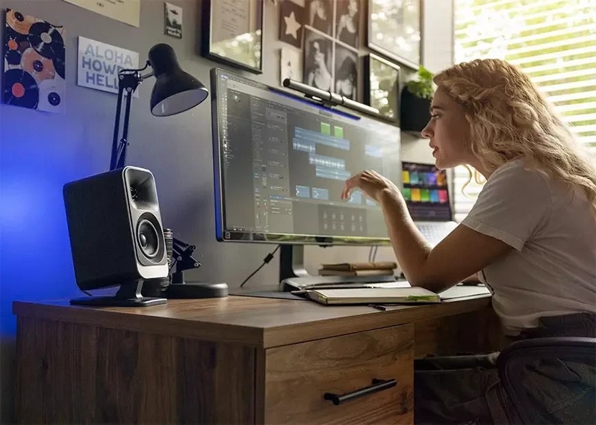 Klipsch ProMedia Lumina-lydsystemet har også en automatisk av/på-funksjon, som eliminerer unødvendig manuell inngripen. Systemet synkroniserer automatisk med PC-ens strøminnstillinger, noe som gir praktisk kontroll.