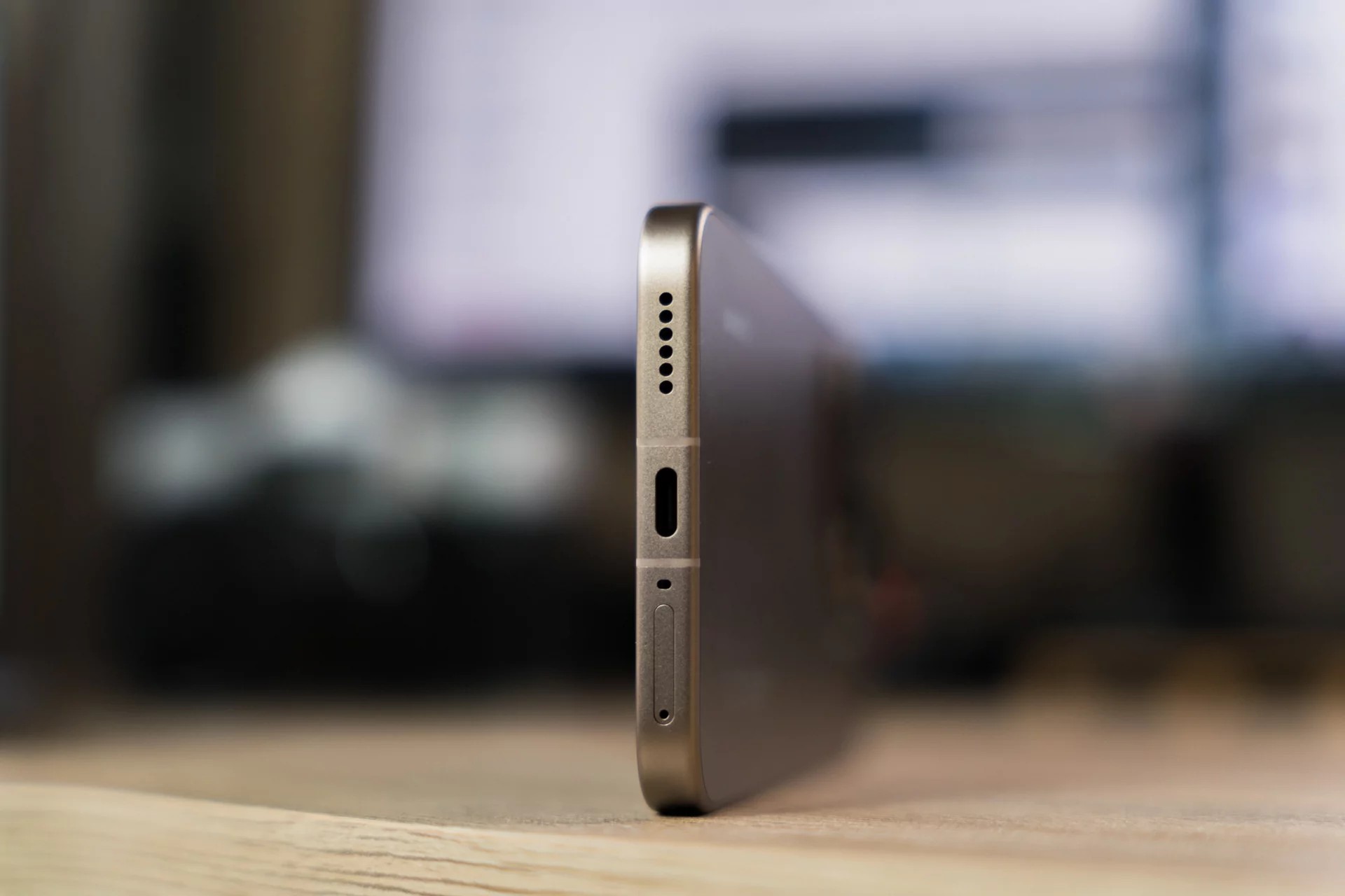 Men smarttelefonens ytre skall har gjennomgått noen positive endringer sammenlignet med tidligere generasjoner: skjermen er nå beskyttet av Gorilla Glass 7i (i stedet for Glass 5), og metallrammens stivhet er økt til 330 N/mm (opp fra 260 N/mm).
