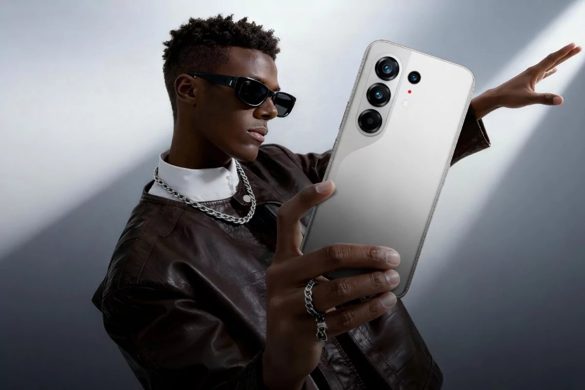 Baksiden av Tecno Camon 50 Pro med trippelt kameraoppsett og elegant buet form.