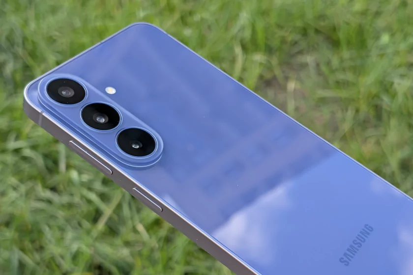 Samsung Galaxy S26 FE med stor AMOLED-skjerm og trippelkamera på baksiden
